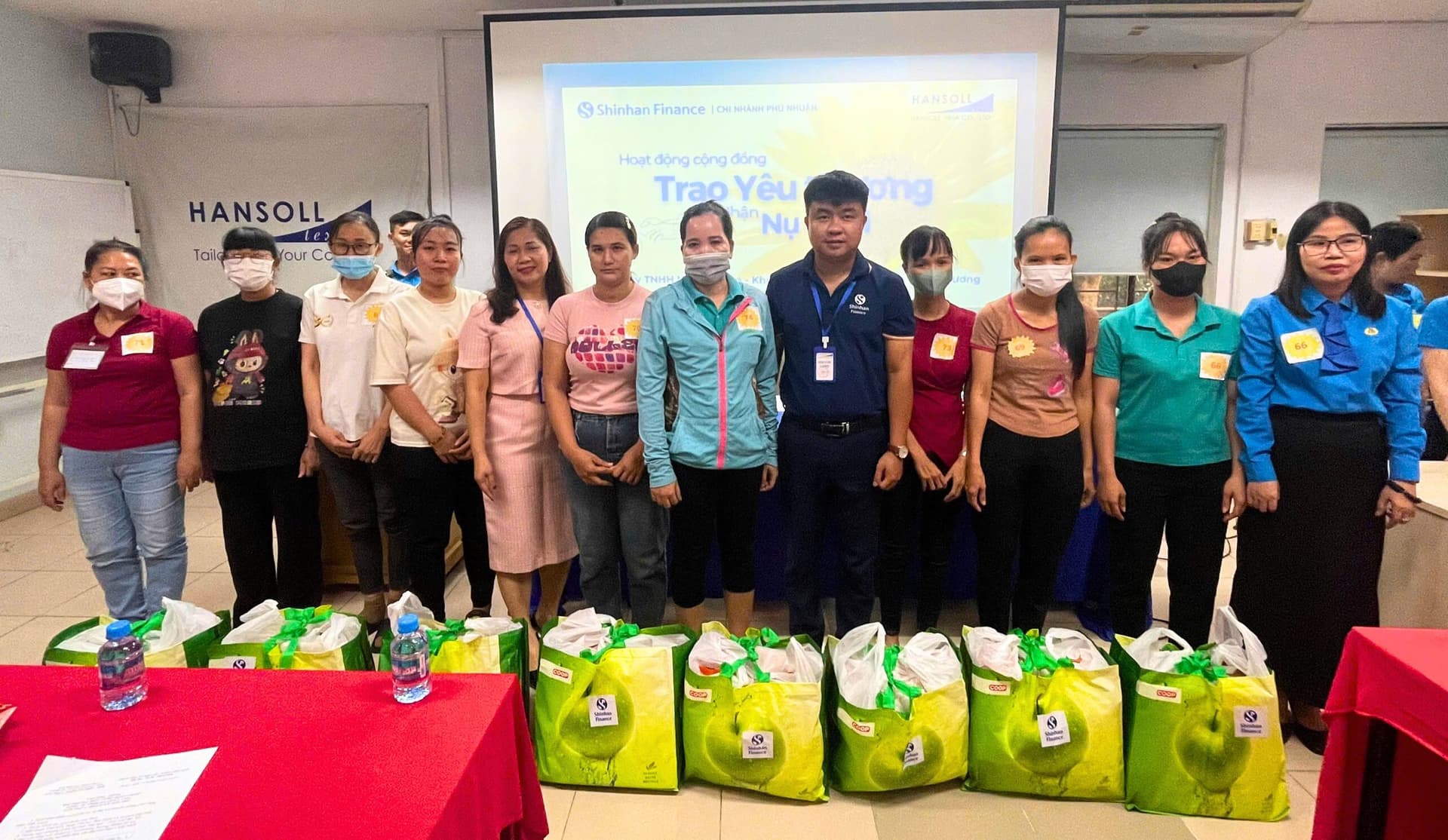 Shinhan Finance chi nhánh Phú Nhuận lan tỏa yêu thương đến người lao động công ty Hansoll Vina – Bình Dương