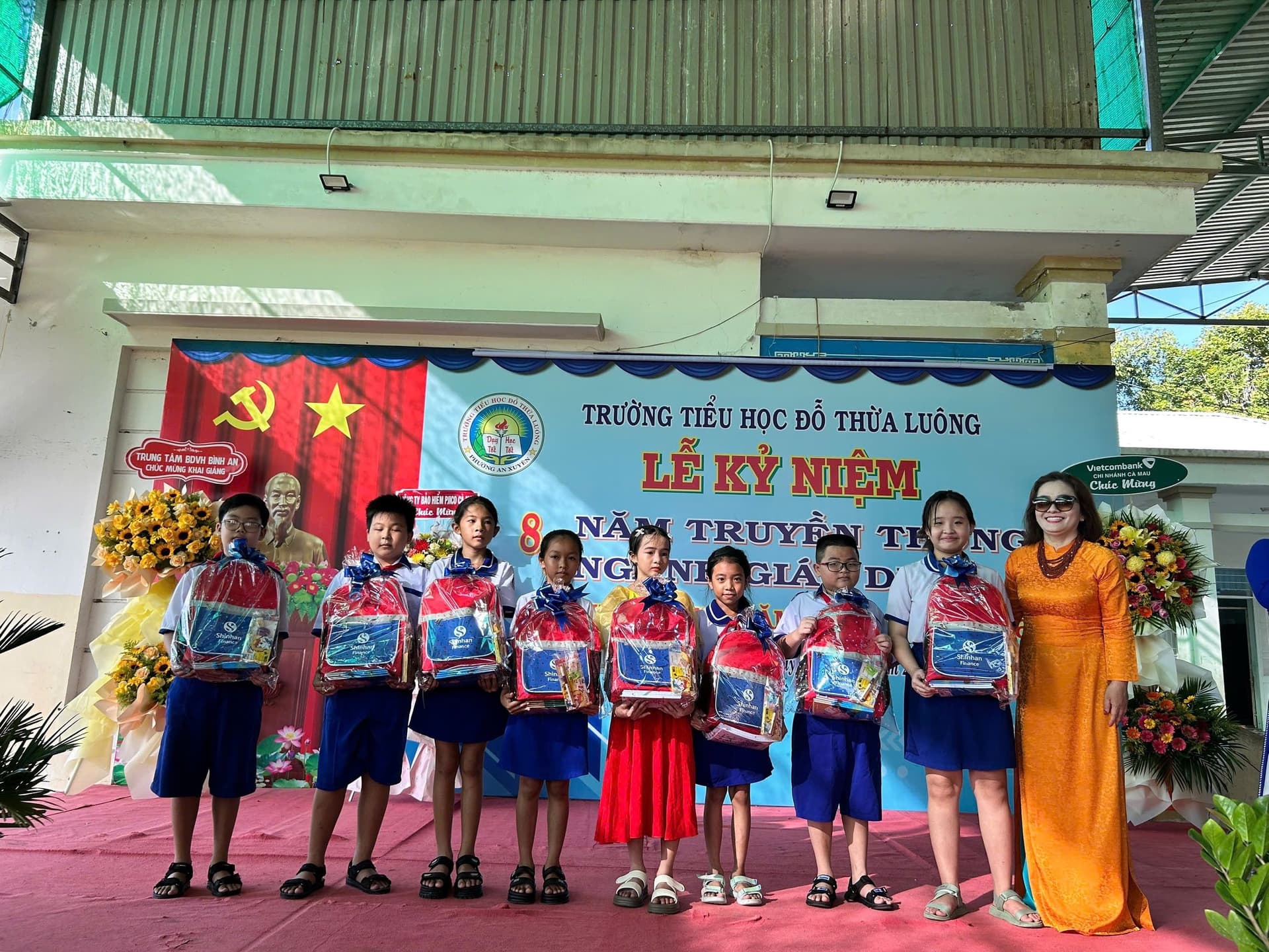 Shinhan Finance đồng hành chắp cánh ước mơ đến trường cho học sinh nghèo hiếu học tại Cà Mau