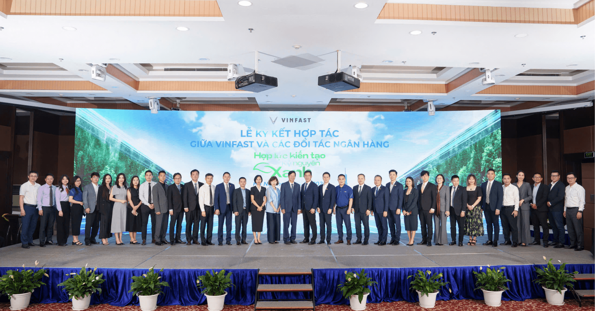 Shinhan Finance ký kết hợp tác cùng Vinfast triển khai chiến dịch thúc đẩy chuyển đổi giao thông xanh tại Hà Nội