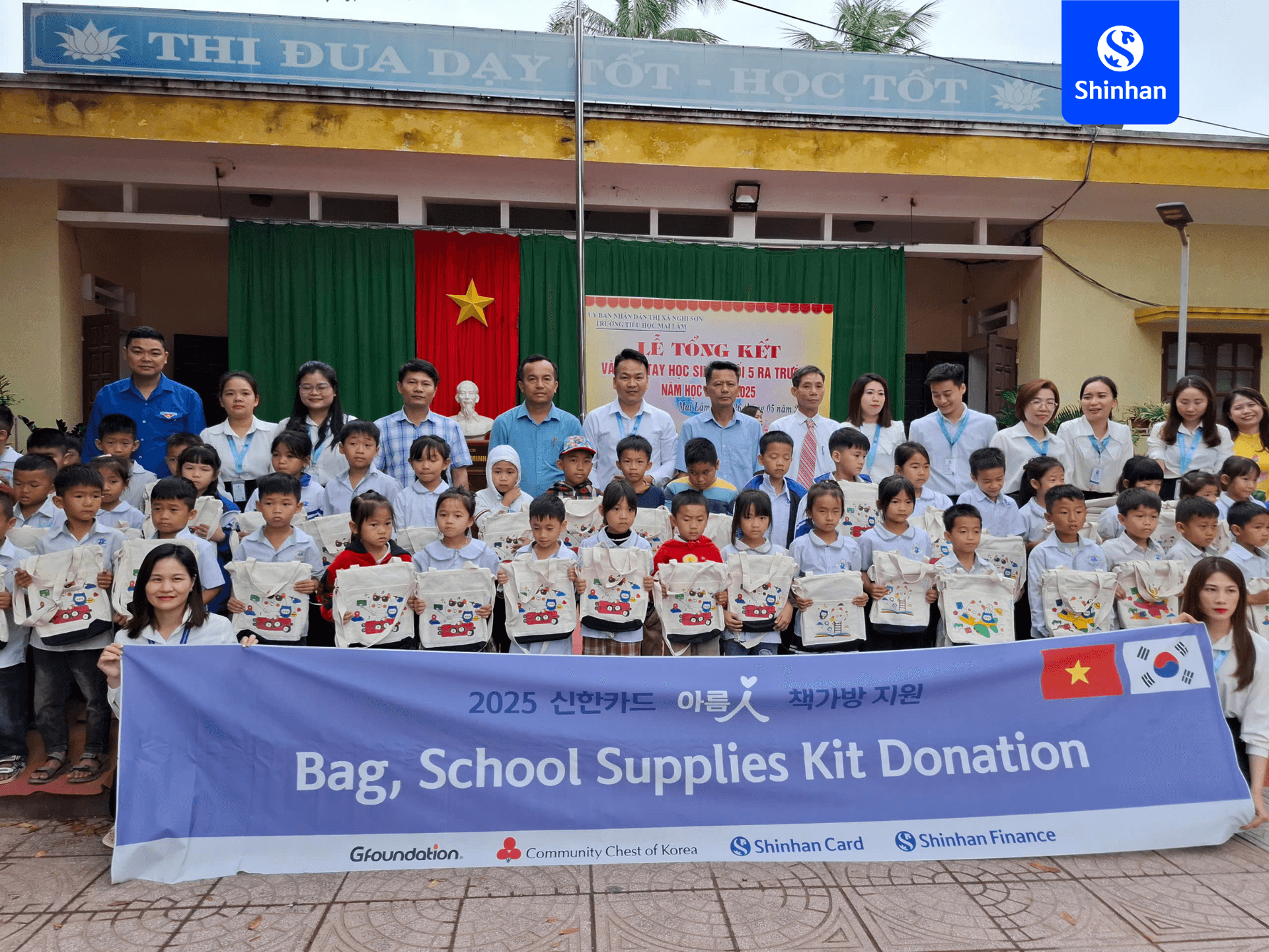 Shinhan Finance trao tặng 150 phần quà học tập cho học sinh Trường Tiểu học Mai Lâm – Thanh Hóa