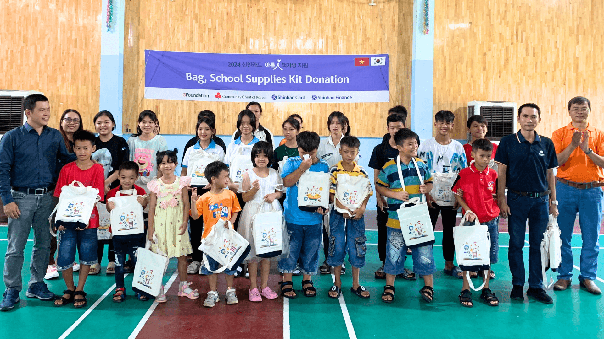 Shinhan Finance trao tặng 150 phần quà cho các em nhỏ Làng SOS Bến Tre