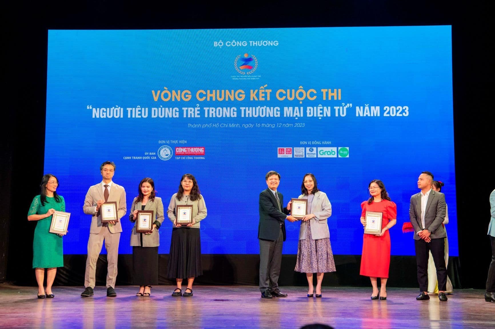 Shinhan Finance giúp người tiêu dùng trẻ bảo vệ quyền lợi trong giao dịch trực tuyến