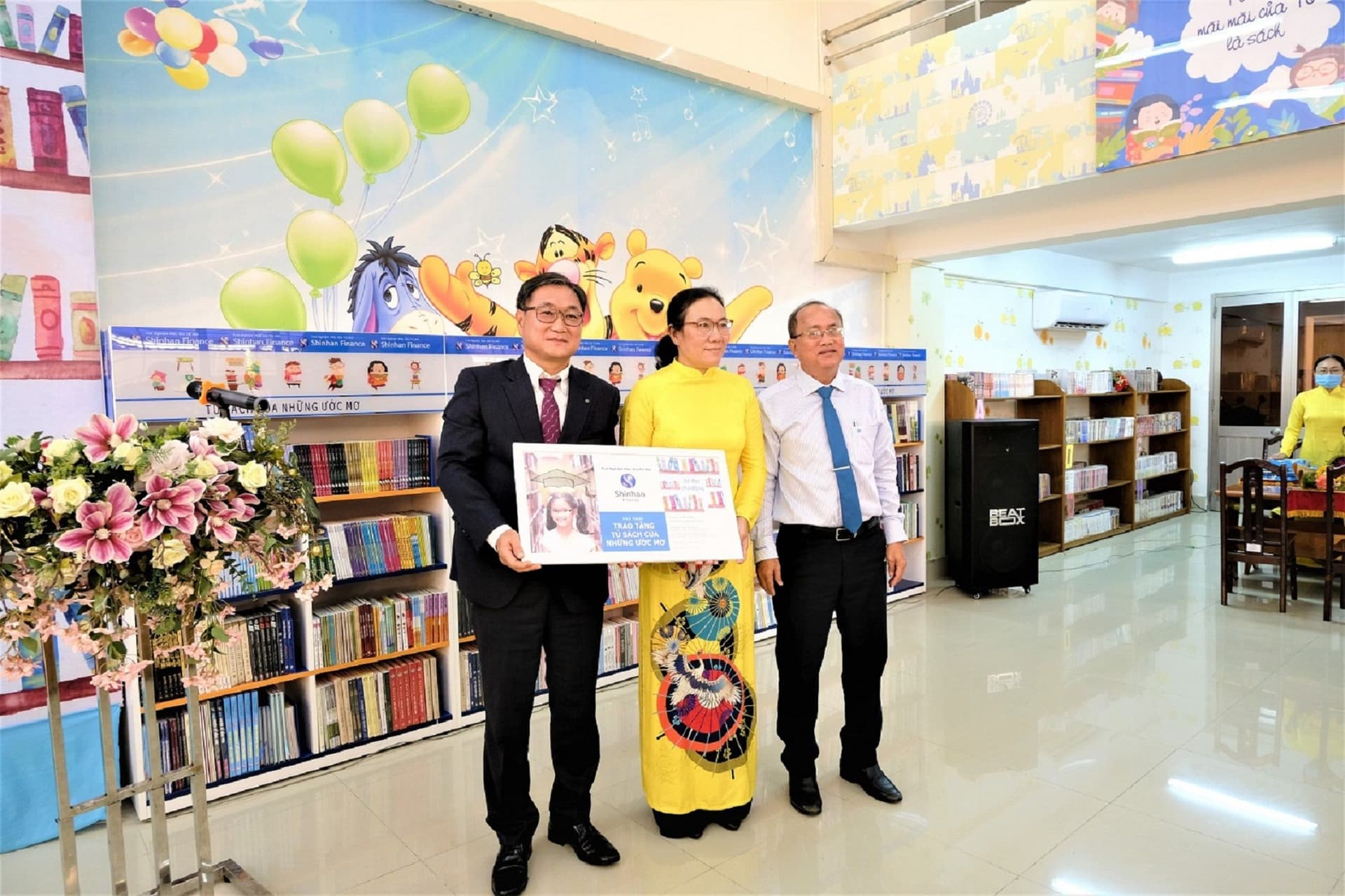 Shinhan Finance trao tặng “Tủ sách của những ước mơ” cho Thư viện tỉnh An Giang