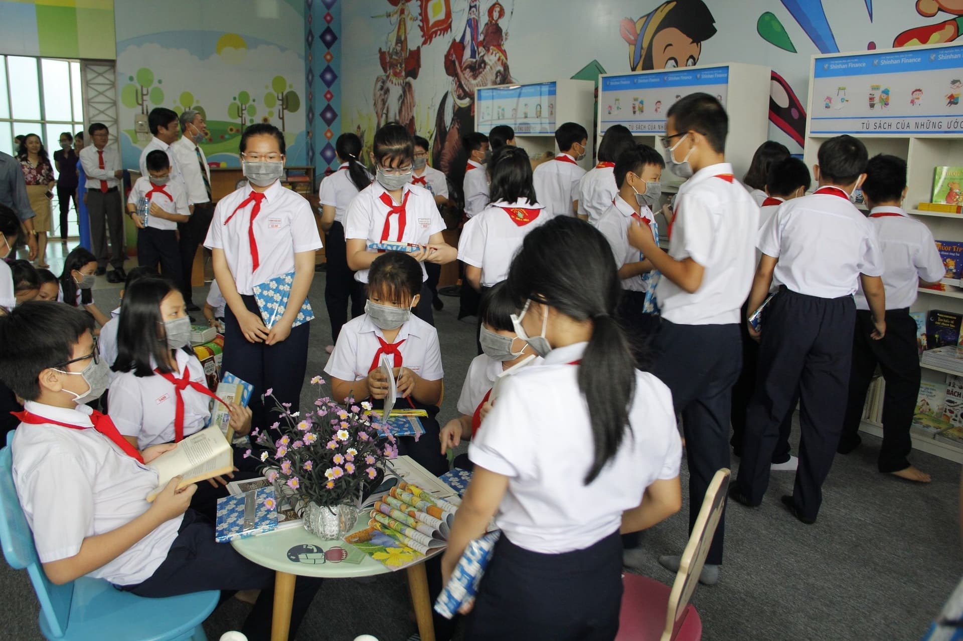 Shinhan Finance trao tặng “Tủ sách của những ước mơ” cho Thư viện tỉnh Đồng Nai