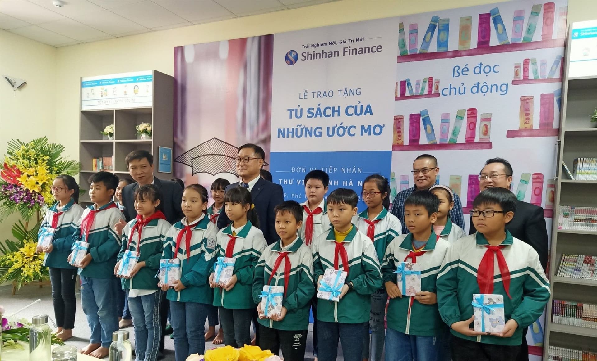 Shinhan Finance trao tặng “Tủ sách của những ước mơ” cho Thư viện tỉnh Hà Nam