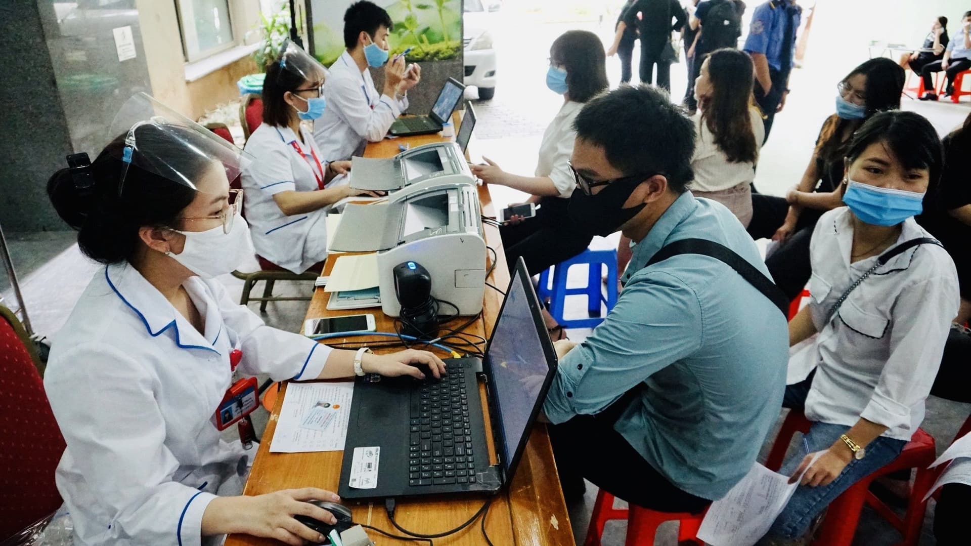 Nhân viên Shinhan Finance hiến máu giữa bối cảnh máu khan hiếm tại Hà Nội