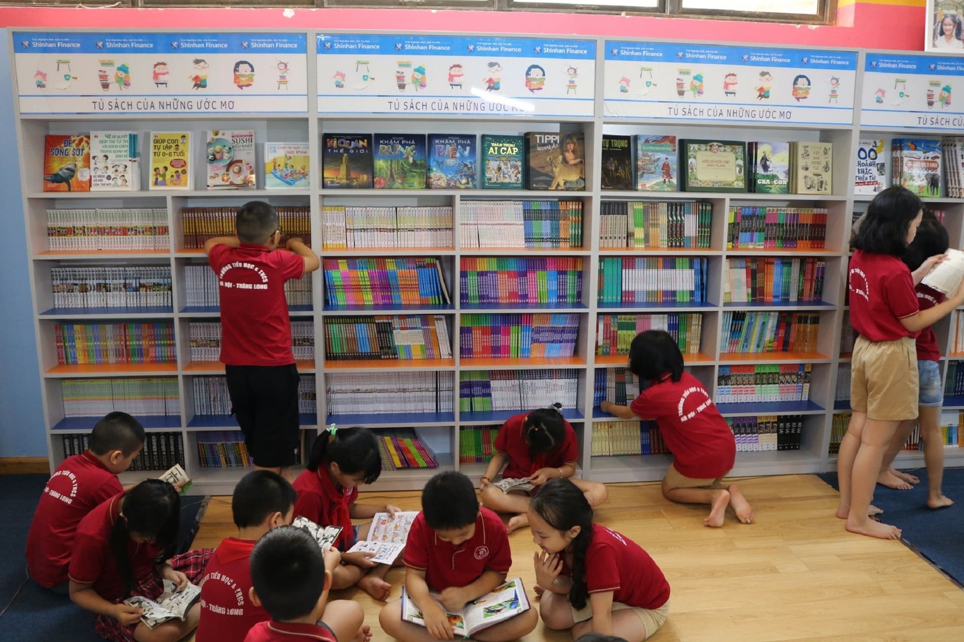 Shinhan Finance trao tặng “Tủ sách của những ước mơ” cho Thư viện Hà Nội