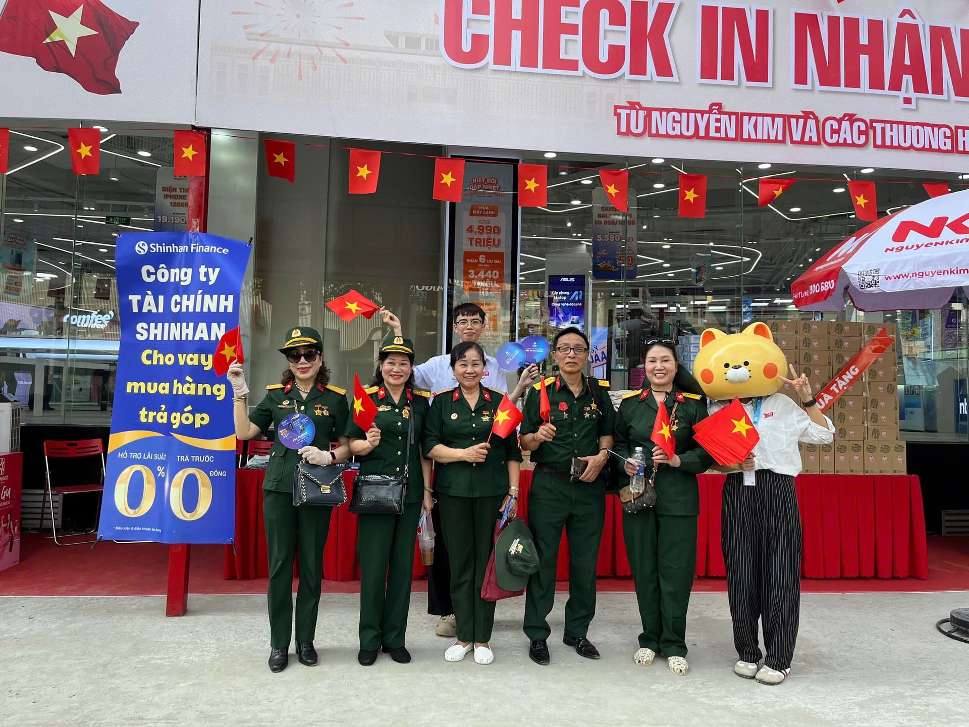 Shinhan Finance trao tặng hàng ngàn lá cờ tiếp sức cho tinh thần yêu nước, hướng về đại lễ 30-4